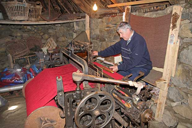 Weaving Harris Tweed at Gearrannan Black House Village